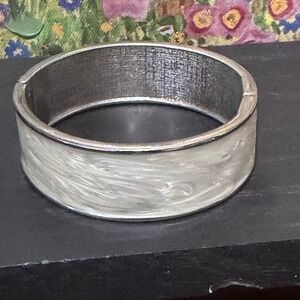 Hinged Bangle Bracelet Women 7in Cream‎ Silver Marbled Enamel Good UNBRANDED